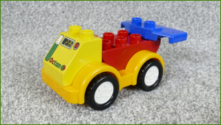 Lego Duplo autíčko z kostek s křídlem