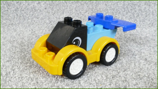 Lego Duplo autíčko z kostek s křídlem
