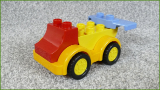Lego Duplo autíčko z kostek s křídlem