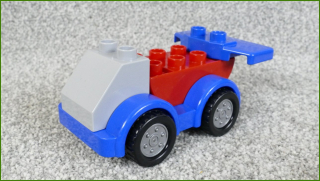 Lego Duplo autíčko z kostek s křídlem