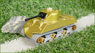 Autíčko Matchbox Battle Kings K-101 Sherman (Lesney) - ulomená hlava vojáka na věži