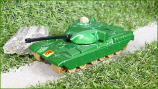 Autíčko Matchbox Battle Kings K-103 Chieftain (Lesney) - ulomená hlava vojáka na věži