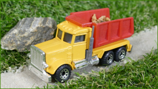Autíčko Matchbox Peterbilt - náklad je neoriginální (korek)