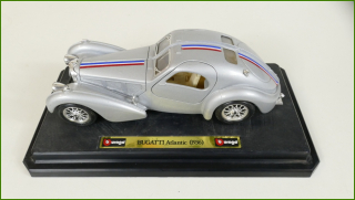 Model Auta Bburago 1:24 - Bugatti Atlantic (1936) s Podstavcem - Viz Popis