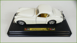 Model Auta Bburago 1:24 - Jaguar XK 120 Coupé (1948) s Podstavcem - Viz Popis