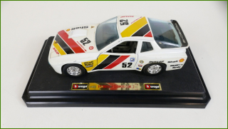 Model Auta Bburago 1:24 - Porsche 924 GR.2 s Podstavcem