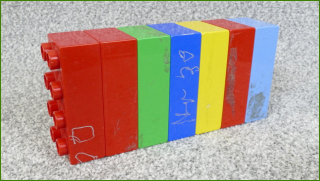 Lego Duplo kostky - zbytky lepidla pásky, pokreslené