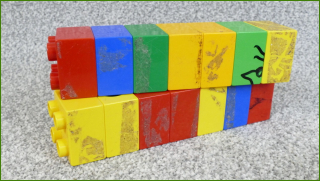 Lego Duplo kostky - zbytky lepidla pásky, pokreslené