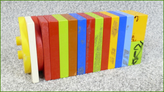 Lego Duplo kostky - zbytky lepidla pásky, pokreslené