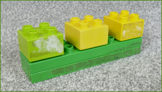Lego Duplo kostky - zbytky lepidla pásky, pokreslené